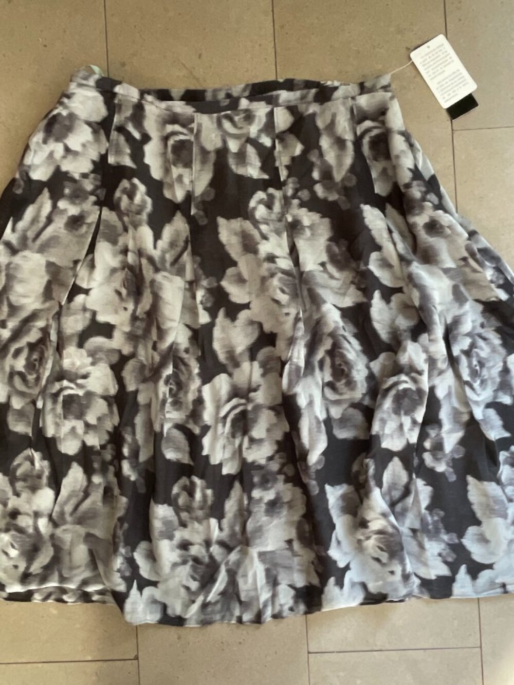 NEW WT Jones New York 100% silk Skirt Black/Gray Floral-Size 16W